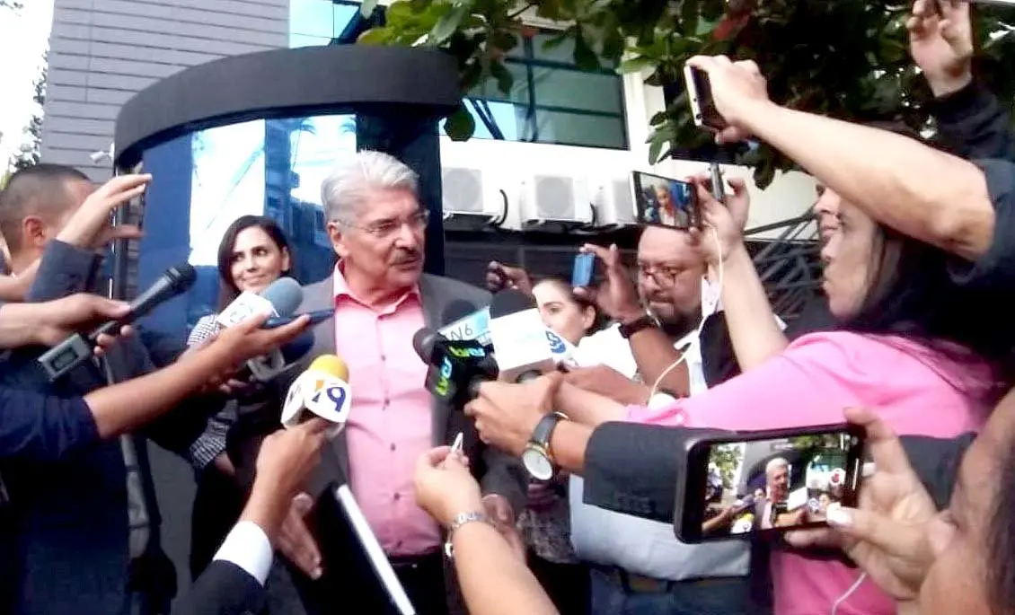 Quijano a la salida de la Unidad Antipandillas de la Fiscal&iacute;a