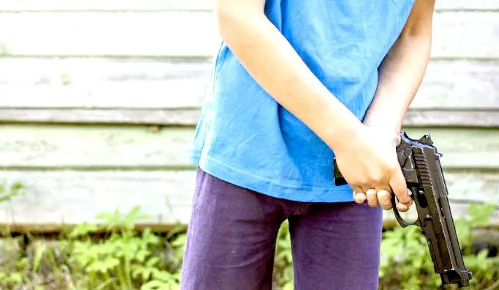 Ni&ntilde;o manipula arma de fuego