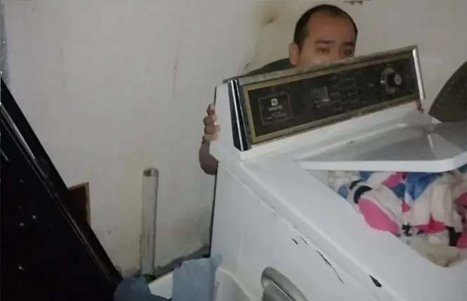 Escondido en detr&aacute;s de la Lavadora