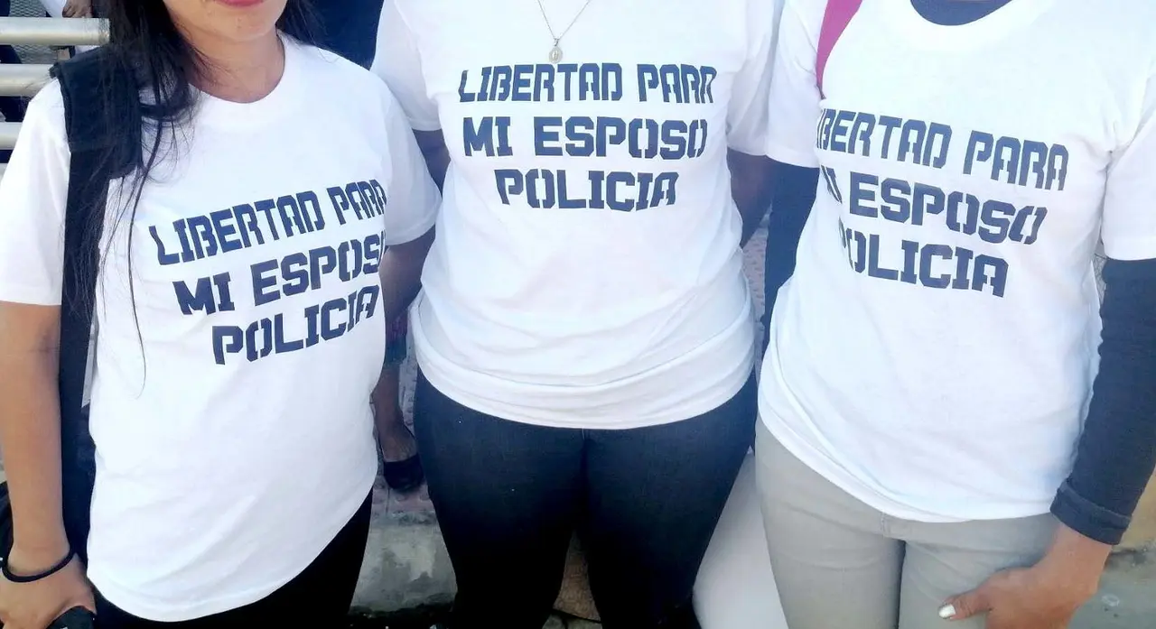 protesta de esposas y familiares de policias condenados a 45 a&ntilde;os de prisi&oacute;n