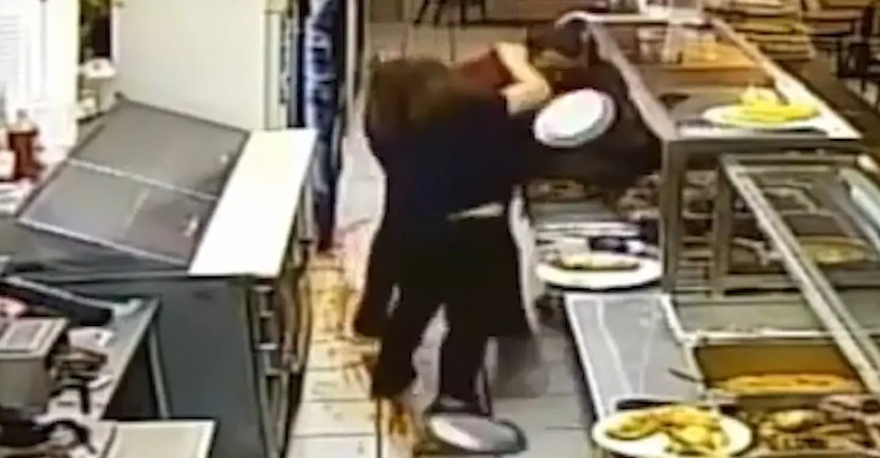 Empleada evita asalto lanz&aacute;ndole comida al ladr&oacute;n
