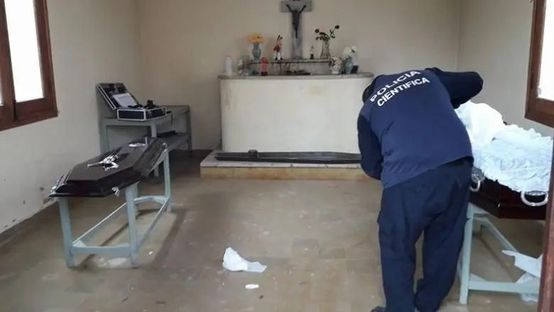 Policia revisando cad&aacute;ver