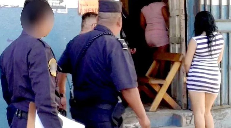 Polic&iacute;as en prost&iacute;bulos