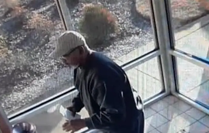 Hombre encontr&oacute; dinero en banco