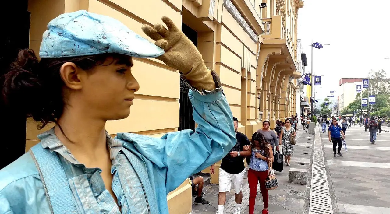 Dami&aacute;n Torres la estatua humana 3