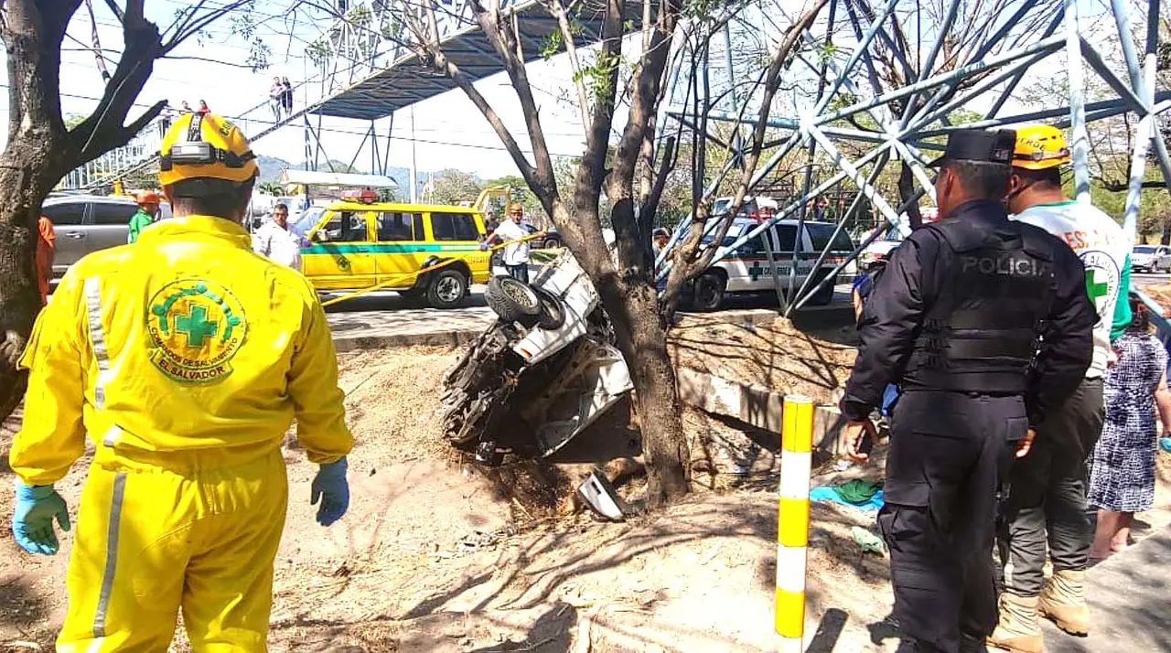 Ni&ntilde;a de tres a&ntilde;os muere en accidente autopista a Comalapa 3