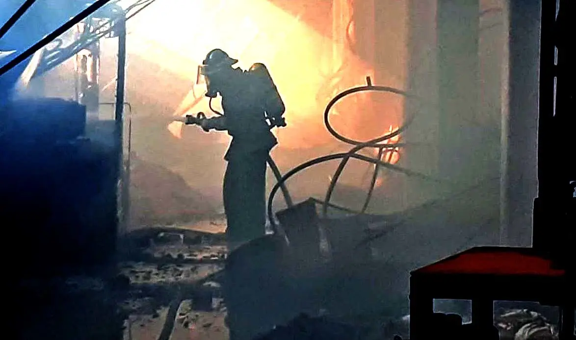 Incendio en ferreter&iacute;a de San Miguel 1