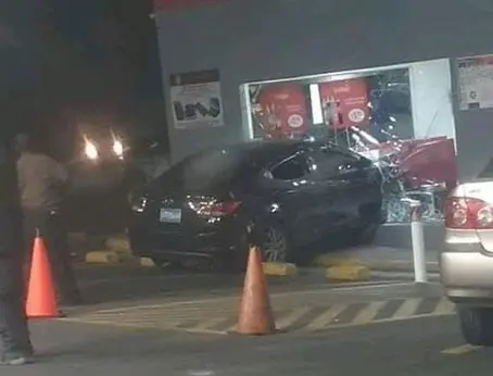 Veh&iacute;culo estrellado en gasolinera