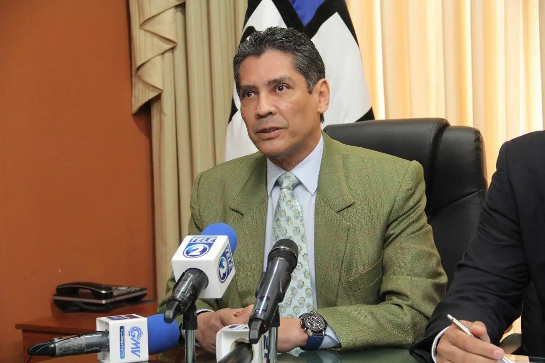 Gustavo L&oacute;pez en conferencia