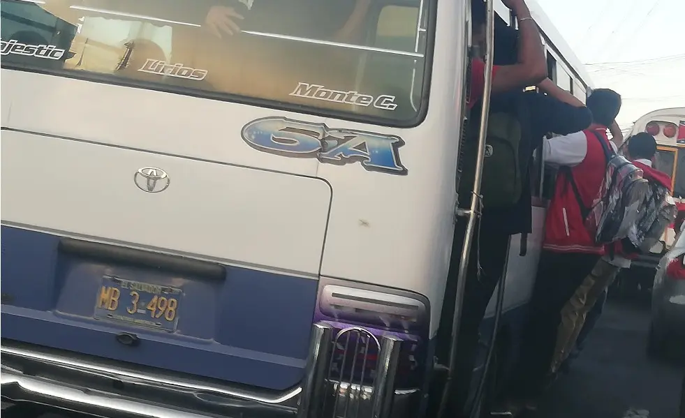 Colgados en microb&uacute;s