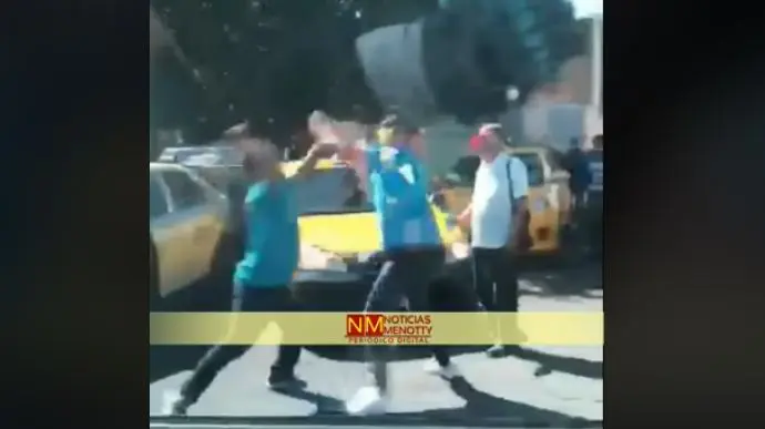 Taxistas pele&aacute;ndose en Usulut&aacute;n