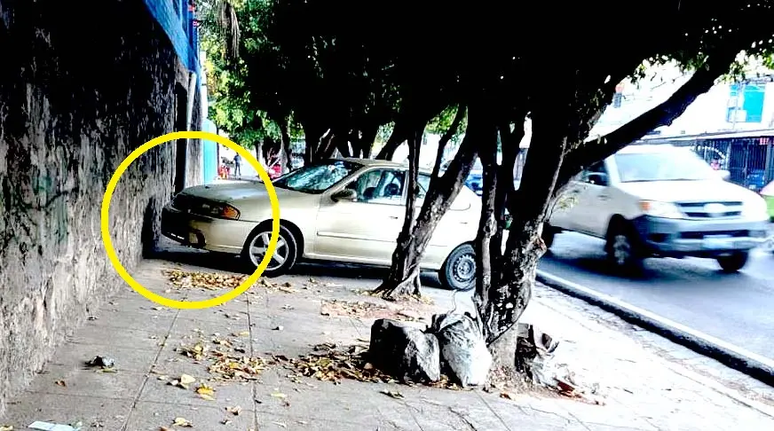 Veh&iacute;culo estorba en la acera de la capital