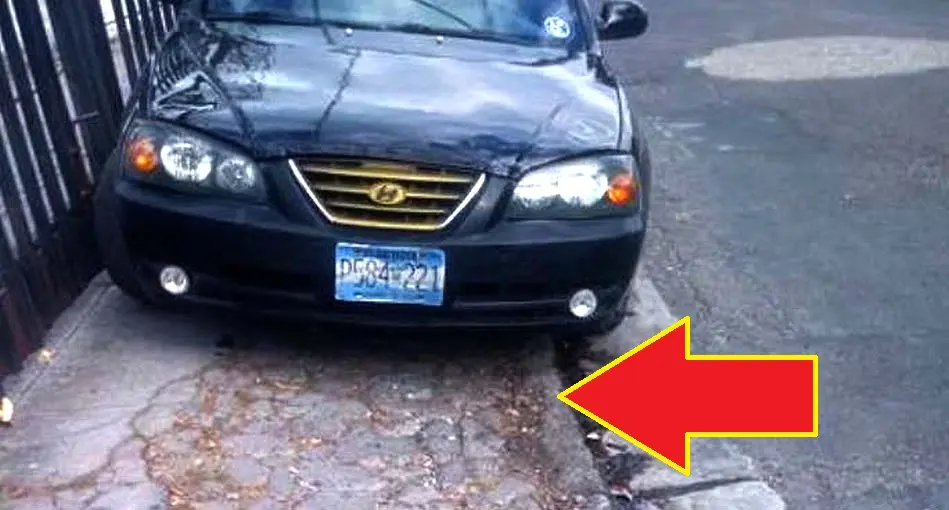 Veh&iacute;culo estacionado en acera de la 25 av ote 2