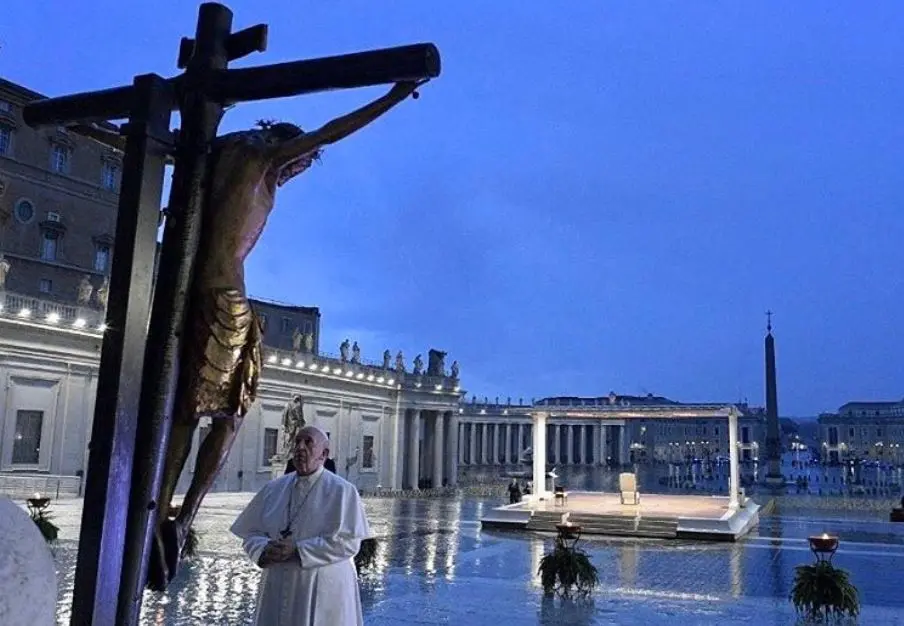 Papa Francisco orando