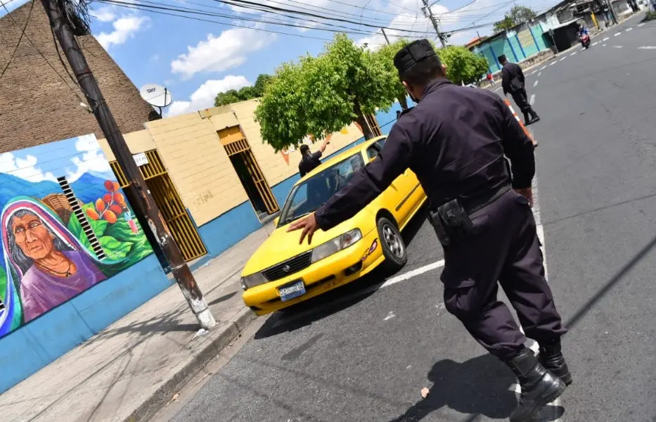 Polic&iacute;a a su familia