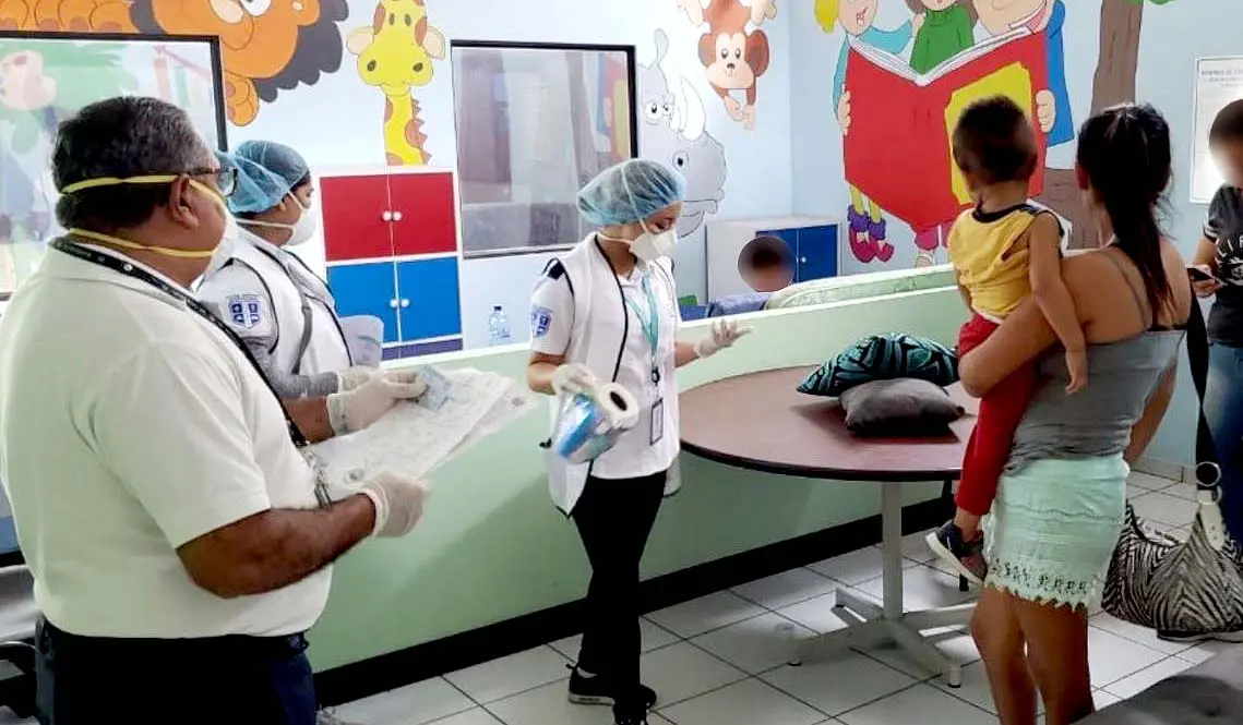 Madres y sus hijos retenidas por Migraci&oacute;n