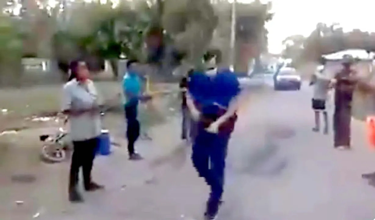 Reciben con aplausos a m&eacute;dico en San Juan Opico 2