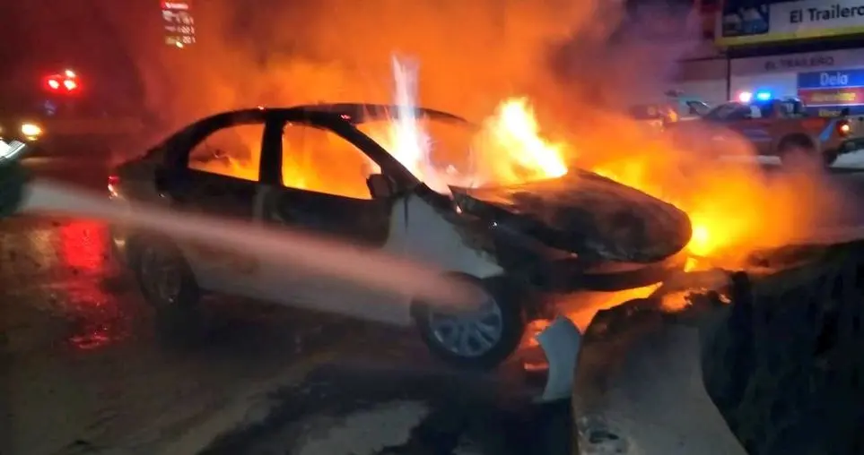 Veh&iacute;culo incendiado en San Mart&iacute;n