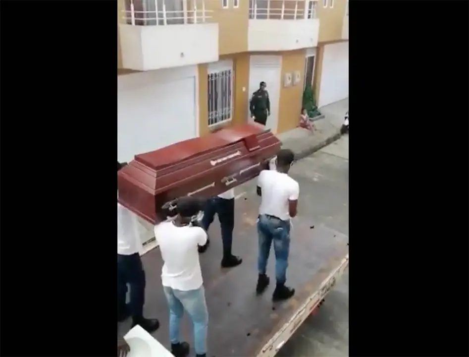 VIDEO: Polic&iacute;as colombianos recrean video viral para concienciar sobre el COVID-19