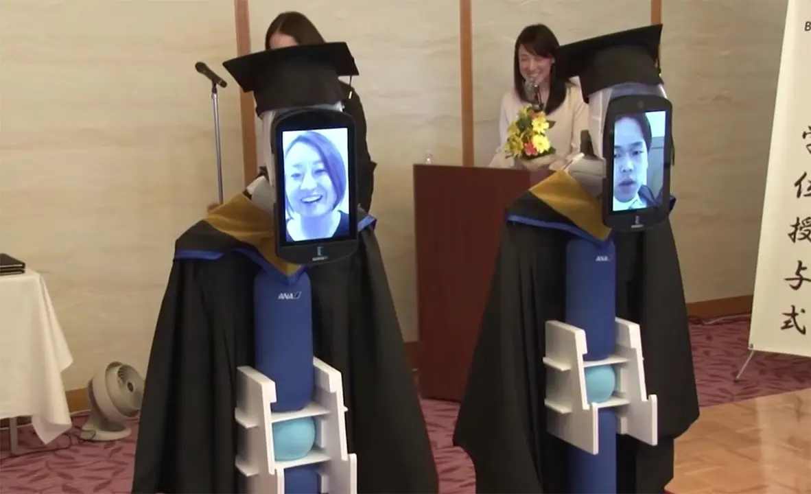VIDEO: Una universidad japonesa celebra su graduaci&oacute;n con robots