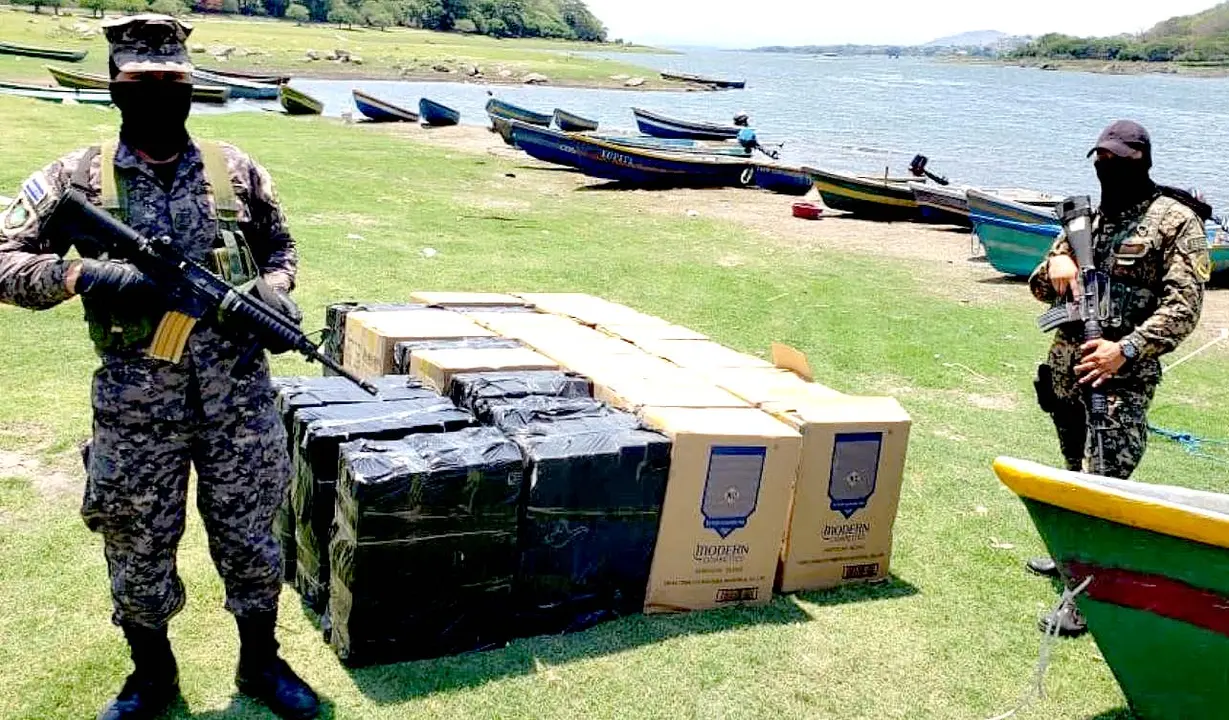 Decomisan cajas de cigarro en la Laguna de G&uuml;ija 2