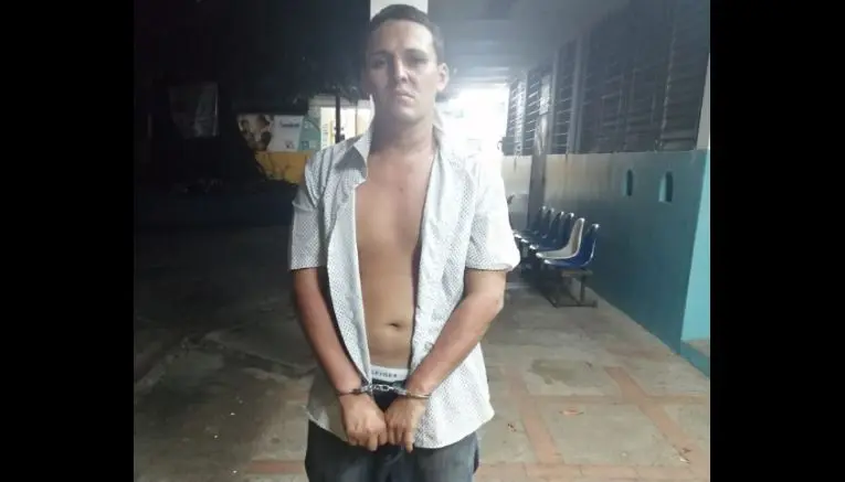 Apu&ntilde;al&oacute; a hermana