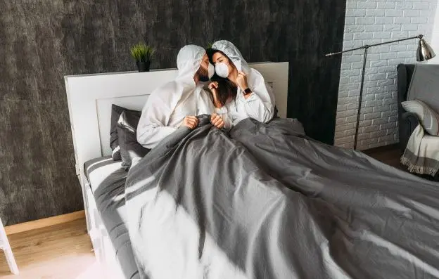 Pareja con mascarillas