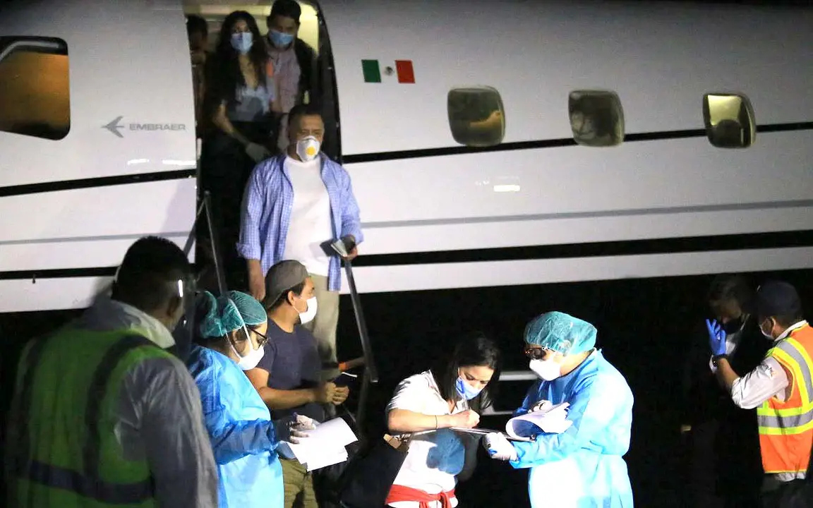 Salvadore&ntilde;os varados en Barbados 1