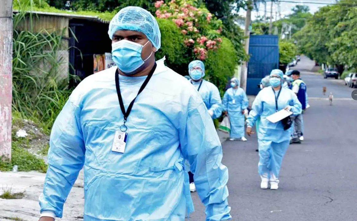 Equipos de la comuna tomando pruebas de temperatura en colonia Los Alpez