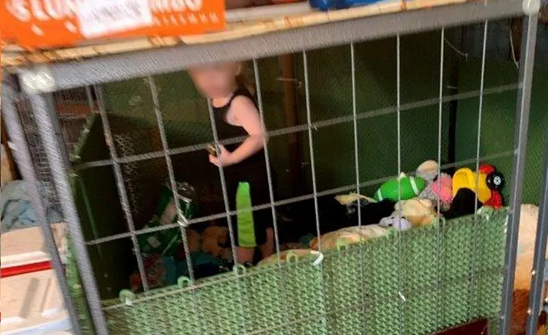 Ni&ntilde;o dentro de jaula