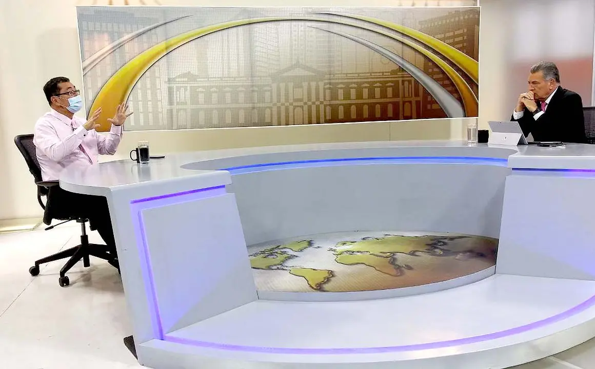 Infect&oacute;logo salvadore&ntilde;o Iv&aacute;n Solano Foto tomada de Frente a Frente