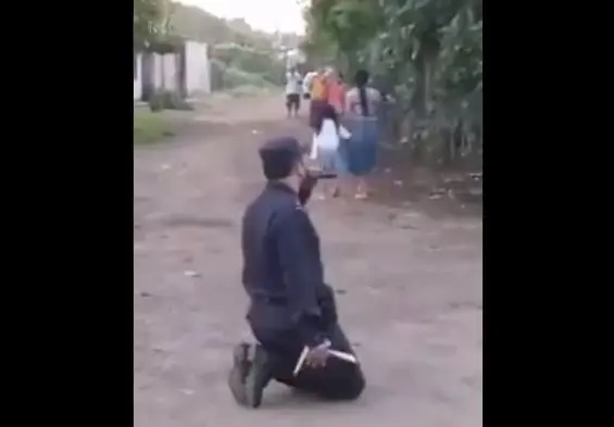 Polic&iacute;a orando