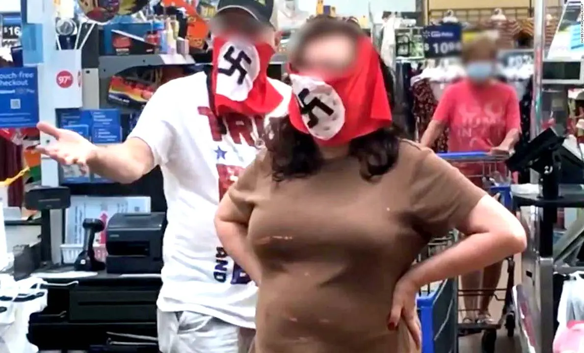 Proh&iacute;ben a pareja ingresar a Walmart Foto tomada de CNN