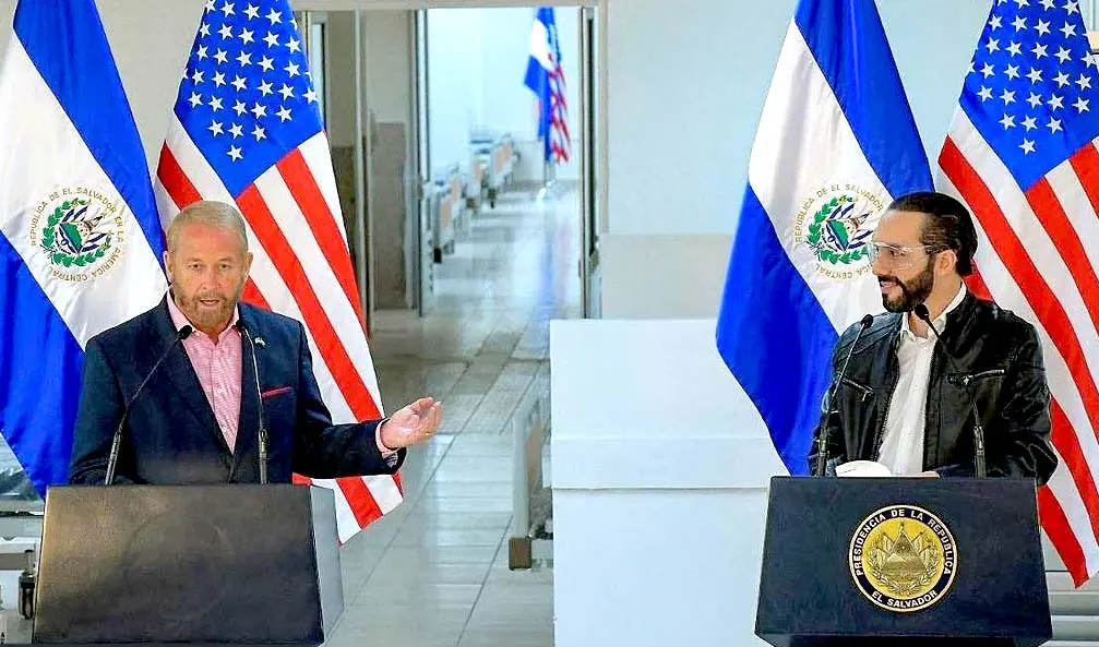 Embajador Ronald Johnson y presidente Bukele Foto tomada de la Secretar&iacute;a de Prensa de la Presidencia