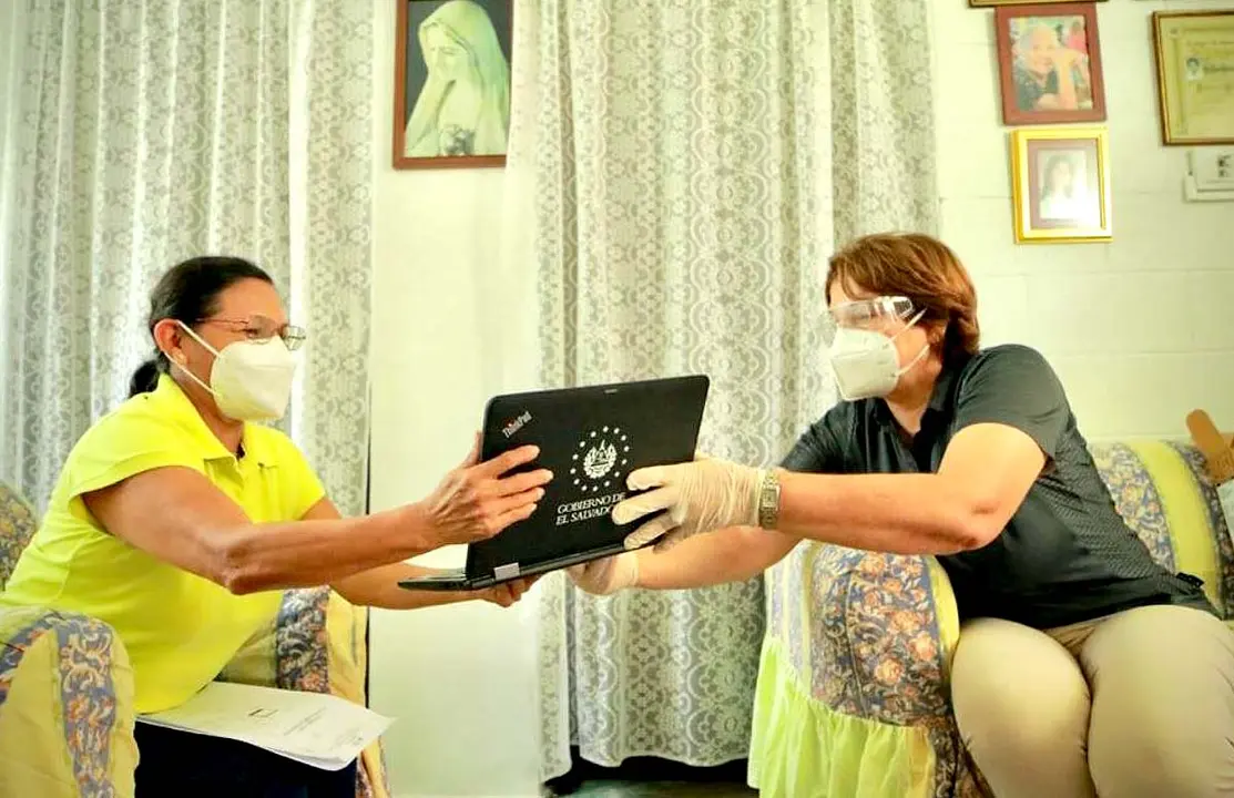 Ministerio de Educaci&oacute;n entrega computadoras a maestros Foto tomada de la Secretar&iacute;a de Comunicaciones de la Presidencia 4