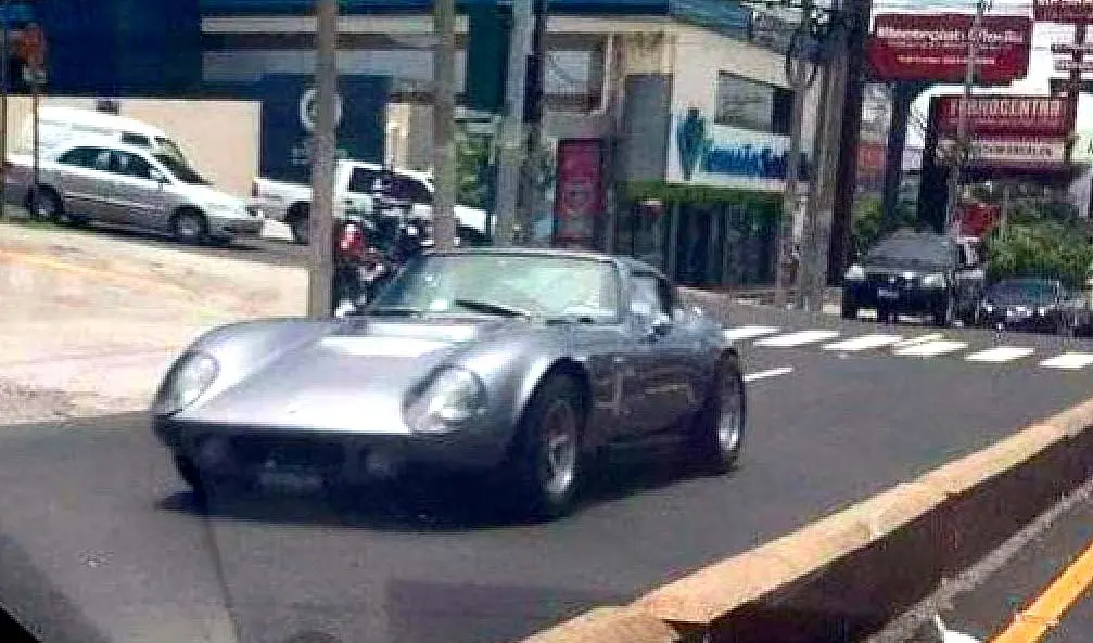 Shelby daytona recorriendo San Salvador Foto tomada de Todo Motor