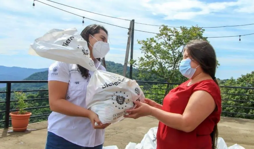 Paquetes alimentarios a j&oacute;venes en La Paz