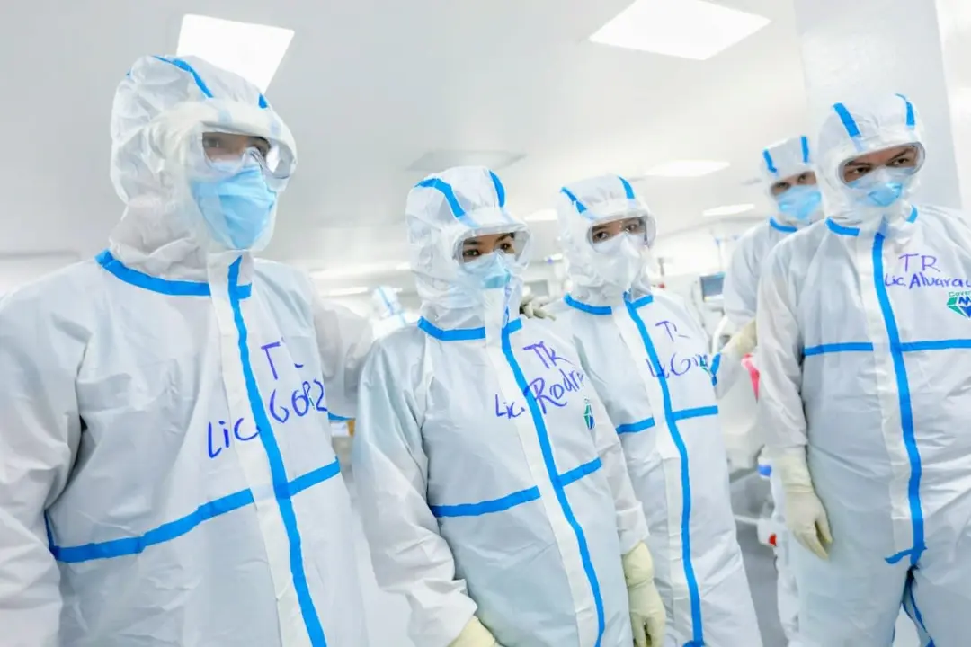 M&eacute;dicos con EPP 3