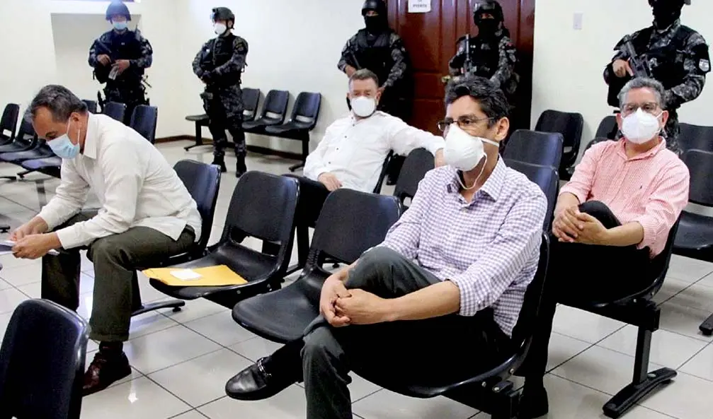 David Mungu&iacute;a Pay&eacute;s Atilio Ben&iacute;ntez y Gustavo L&oacute;pez Davidson en tribunales Foto tomada de Centros Judiciales de San Salvador
