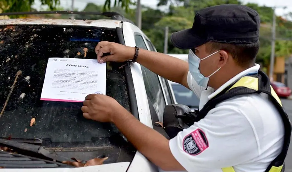 Veh&iacute;culos abandonados en Antiguo Cuscatl&aacute;n Foto tomada de la alcald&iacute;a 1