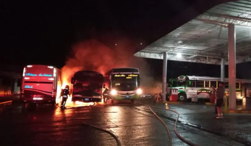 Buses en gasolinera de Metap&aacute;n