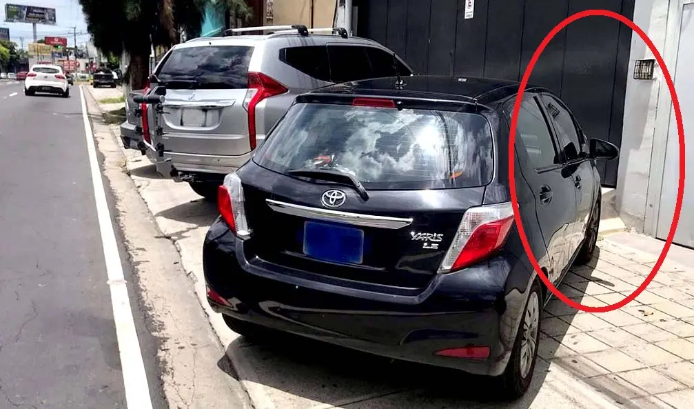 Carros estacionados en acera del bulevar Los H&eacute;roes foto tomada de Alertux 2