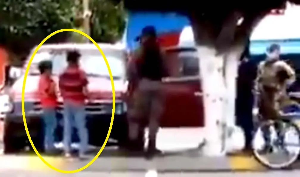 Ni&ntilde;os abandonados en carro en centro comercial de Santa Tecla Imagen tomada de Noticias Independiente