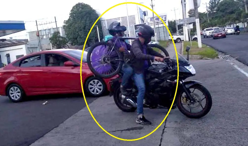 Ayudan a conductor de HUGO en bicicleta Foto tomada de Moticiclistas de El Salvador