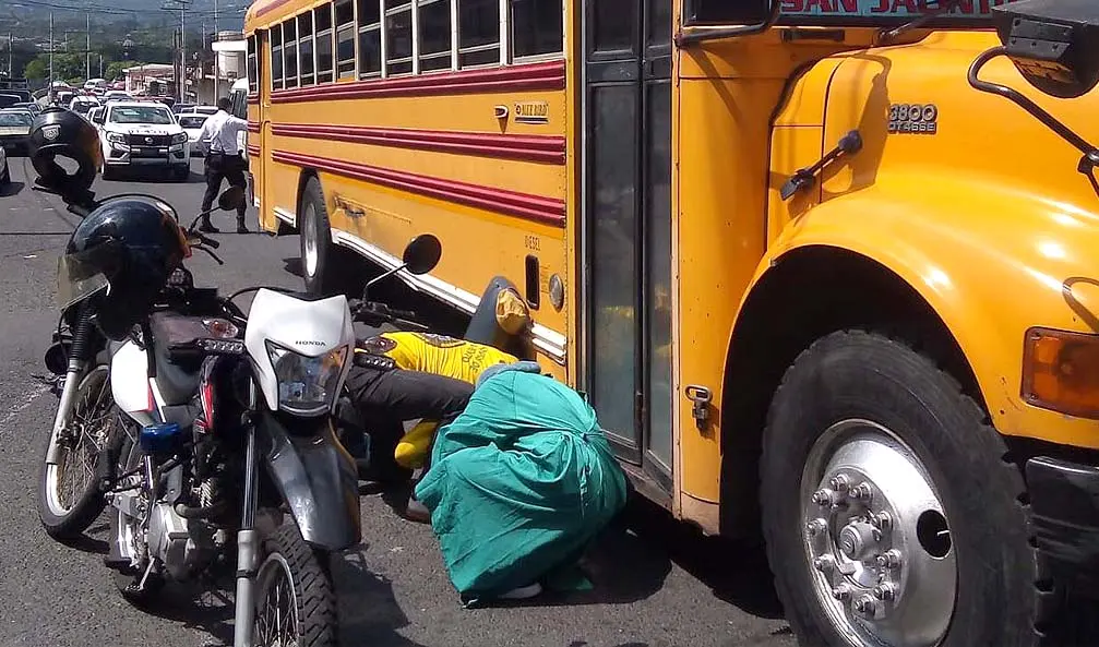 Hombre muere arrollado por un bus de la ruta 48 Foto tomada de Comandos de Salvamento