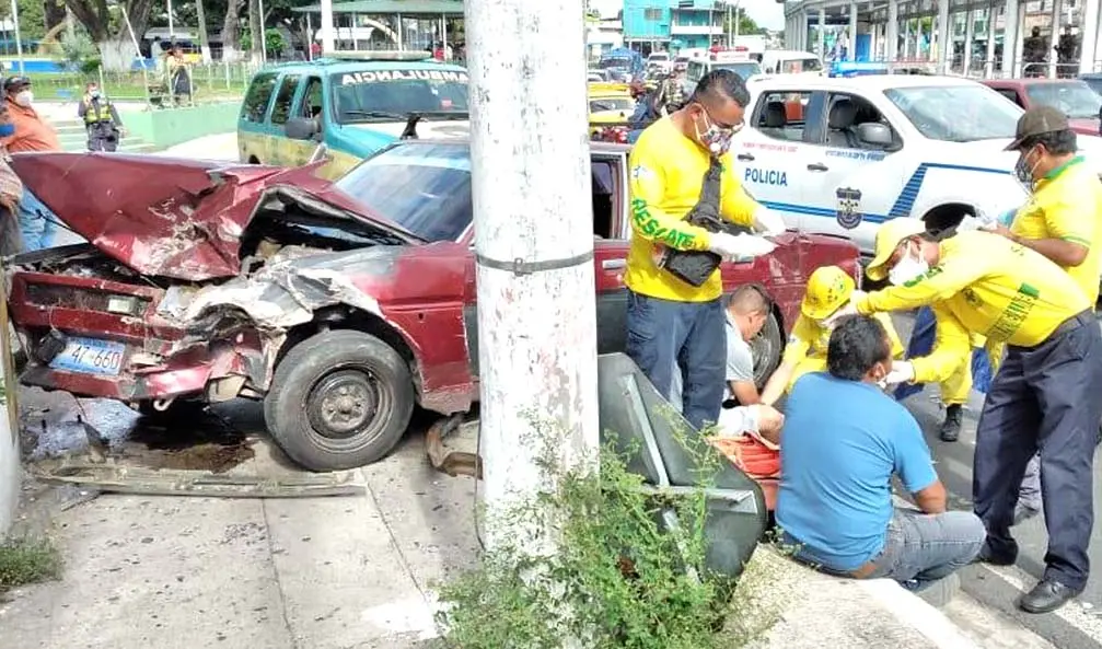 Seis lesionados en accidente Foto tomada de Comandos de Salvamento 2