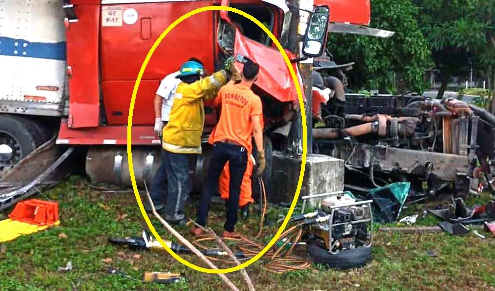 Rastra se estrella contra una valla en San Miguel Foto Bomberos 1