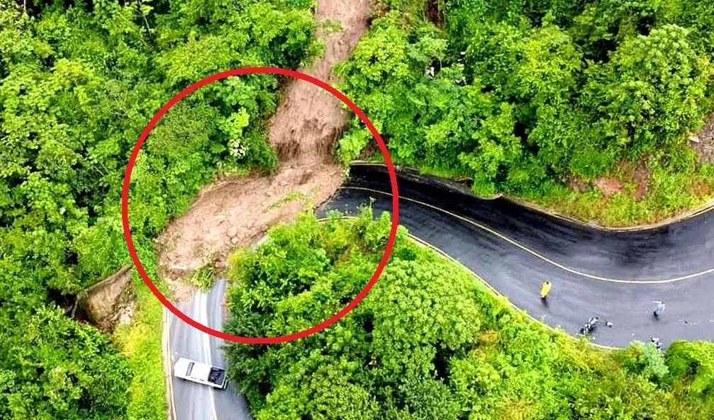 Deslizamiento de tierra provoca cierre de calle en La Paz Foto tomada de Protecci&oacute;n Civil