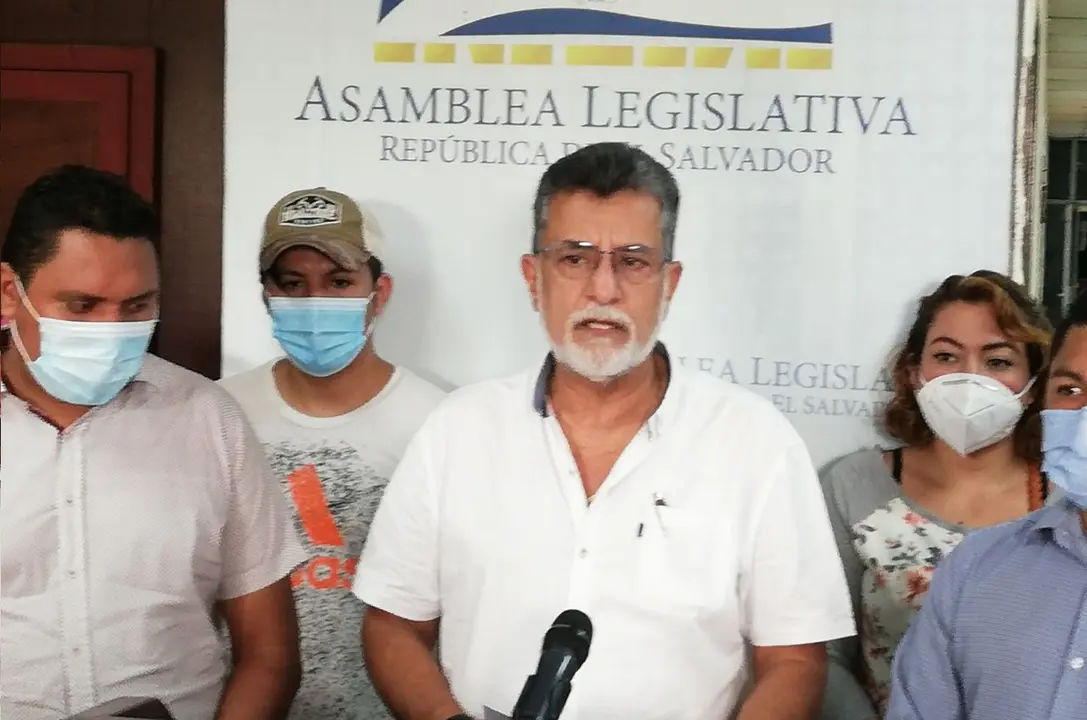 Jorge Schafik H&aacute;ndal con hijos de veteranos