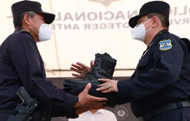 Uniformes a polic&iacute;as en Ahuachap&aacute;n